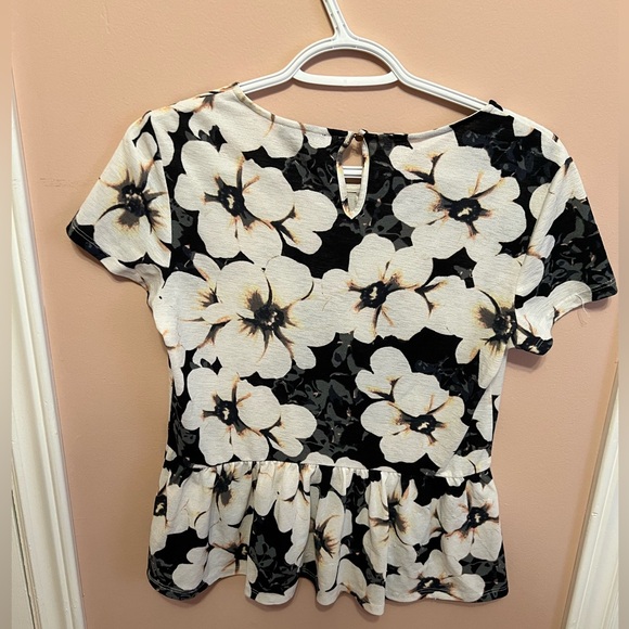 4/$10 floral peplum top - Picture 3 of 3